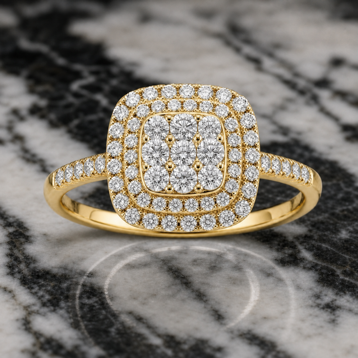 The Ambre Étoile Ring in yellow gold